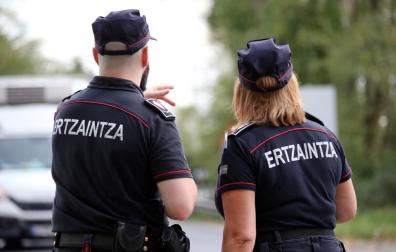 Imagen de archivo de dos ertzainas