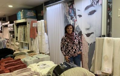 María Ángeles Gómez, junto a los paneles y cortinas de Gelisa, la tienda de la calle San Alberto Magno