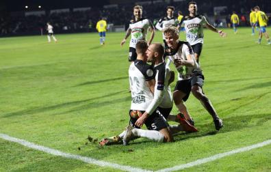 Joel celebra junto a sus compañeros su gol contra la UD Las Palmas