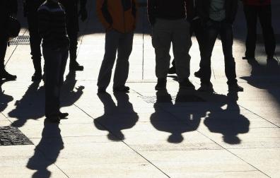 Las sombras de unas personas, en la Plaza del Castillo de Pamplona