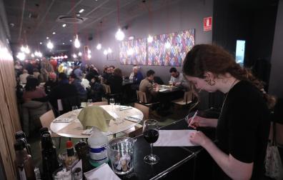 Una camarera del New Trujal, en Pamplona, haciendo anotaciones este viernes con el restaurante abarrotado a la hora de cenar