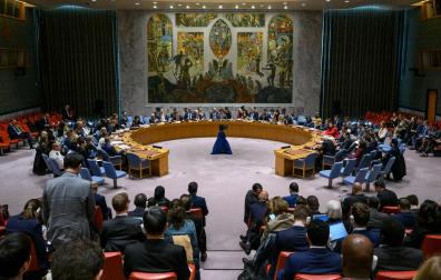 Fotografía cedida por la ONU donde se aprecia el pleno del Consejo de Seguridad durante una sesión excepcional sobre la situación en Oriente Medio este viernes, en la sede de ONU, en Nueva York