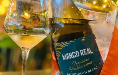 Uno de los vinos blancos de Bodegas Marco Real.