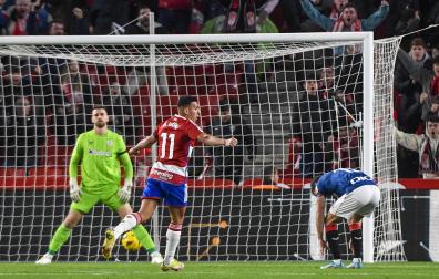 Celebración de Uzuni tras el gol en propia meta de Ruiz de Galarreta que supuso el 1-1 definitivo./