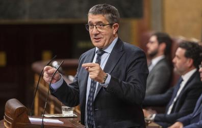 El portavoz del PSOE en el Congreso,. Patxi López, durante su discurso en el debate sobre la amnistía./