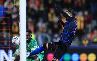 Sergio Ramos da una patada al meta del Lens, Bamba, tras anotar el penalti del empate e ir a por el balón para no perder tiempo. El de Camas fue amonestado./