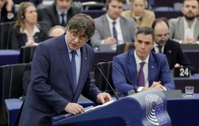 El líder de Junts habla en el Parlamento Europeo, con Pedro Sánchez detrás