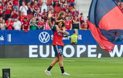 Aridane Hernández, con su hija, el día de su último partido con Osasuna el pasado mes de junio