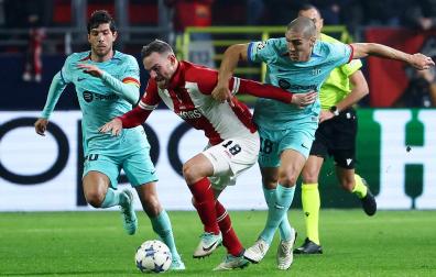 Oriol Romeu forcejea con un rival del Royal Amberes durante el encuentro.-/