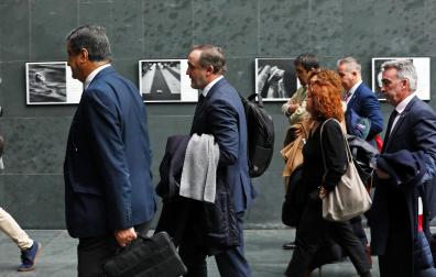 Esparza y los parlamentarios de UPN, en los pasillos del Parlamento tras abandonar el pleno