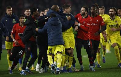 Los jugadores del Villarreal sujetan a Juan Foyth en la trifulca que se produjo con futbolistas del Rennes al finalizar el choque./