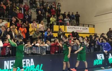 Los jugadores del Helvetia Anaitasuna, ovacionados en Nava de la Asunción