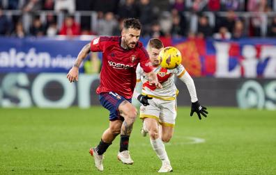 Rubén García se marcha del rayista Balliu en el partido del pasado viernes en El Sadar