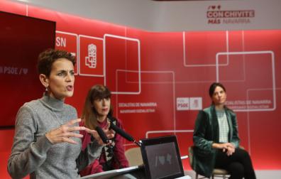 María Chivite, durante su intervención este martes, junto a Maite Esporrín y Marina Curiel