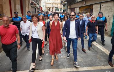 Elma Saiz, junto a Ainhoa Unzu y Ramón Alzórriz, custodiada por policías municipales el día de la toma de posesión de Cristina Ibarrola (UPN)