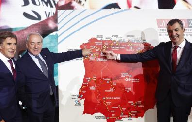 El director general de La Vuelta, Javier Guillén (d), participa de la presentación del recorrido de La Vuelta 2024 en Madrid, este martes