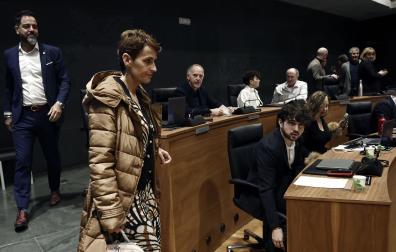 La presidenta del Gobierno de Navarra María Chivite y el portavoz del grupo parlamentario del PSN Ramón Alzorriz (i) pasan junto parlamentario de EH Bildu, Adolfo Araiz en el inicio del pleno celebrado este jueves