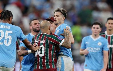 Kyle Walker y Jack Grealish se enfrentan al jugador del Fluminense Felipe Melo tras la final del Mundial de Clubes
