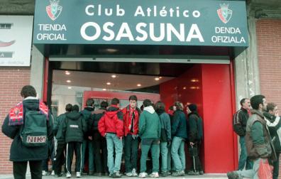 Diciembre de 1998, cuando se inauguró la primera tienda oficial de Osasuna en el estadio de El Sadar