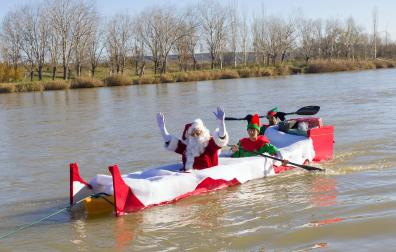 Foto de la llegada de Papá Noel a Tudela por el río Ebro./