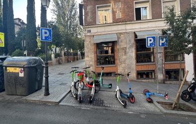 Plaza reservada para personas con movilidad reducida ocupada por patinetes