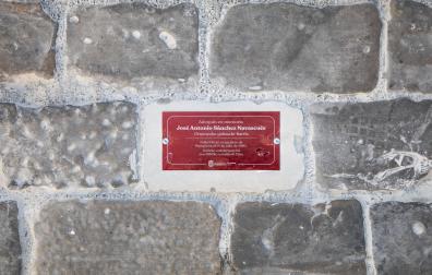 Foto de la colocación del primer adoquín en homenaje a los fallecidos en en encierro./