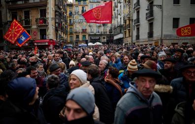 Concentración de la izquierda abertzale para celebrar la moción de censura en el Ayuntamiento de Pamplona
