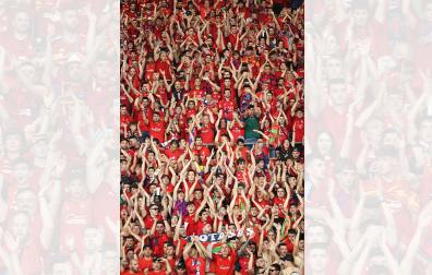 Aficionados de Osasuna en las gradas de La Cartuja de Sevilla en la final de Copa./