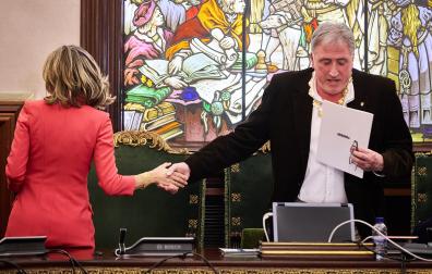 La exalcaldesa, la regionalista Cristina Ibarrola, estrechó la mano del nuevo primer edil Joseba Asiron (EH Bildu) cuando éste último levantó el pleno extraordinario de la moción de censura./