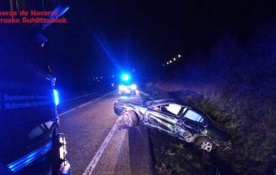 Estado en el que quedó uno de los dos vehículos involucrados en una colisión frontolateral en la N-121 a la altura de Garínoain