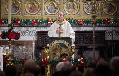 El cardenal Bustillo, oficiando la misa del sábado por la tarde en la parroquia de San Lorenzo de Pamplona. Hoy lo hará en su pueblo, Arre.
