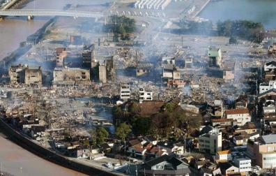 Una vista aérea muestra los daños causados ​​por un fuerte terremoto y el posterior tsunami, en Wajima, Japón