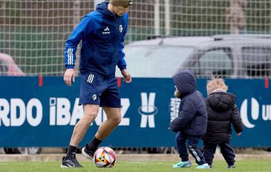 Ante Budimir, en la sesión de este viernes en Tajonar, juega con sus hijos Toma e Ilija