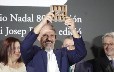 César Pérez Gellida gana el Premio Nadal 2024 con el thriller rural 'Bajo tierra seca'
