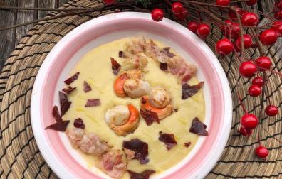 Esta crema de puerro y manzana es deliciosa. Con sus vieiras y su cecina crujiente.