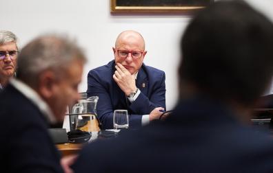 El director general de Educación, Gil Sevillano; y el consejero del ramo, Carlos Gimeno, ayer al mediodía en el Parlamento foral./