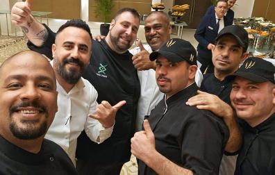 Vicente Ursúa, el tercero por la izquierda con el pulgar hacia arriba, junto al equipo de cocina del hotel Hilton de Riad./