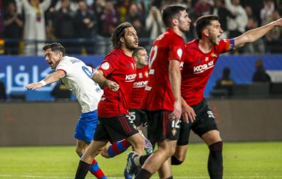 Juan Cruz, Areso y David García reclaman una falta sobre Arnaiz mientras Lewandowski celebra el primer gol del Barcelona