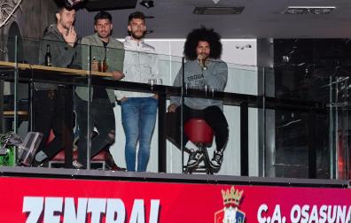 Desde la izda: Oier Sanjurjo, Fran Mérida, Roberto Torres y Aridane, viendo el partido en la sala Zentral, este jueves