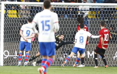 Estirada de Sergio Herrera ante el tiro de Joao Felix