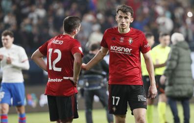 Jesús Areso y Ante Budimir, en el partido contra el Barcelona