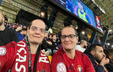 Los hermanos gemelos Alberto y Fernando Oto Vinués, socios de Osasuna, en la semifinal./