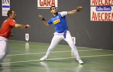 Joseba Ezkurdia dibuja una volea en Getaria.