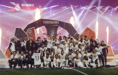 El Real Madrid celebra la conquista de un nuevo título, el de la Supercopa de España