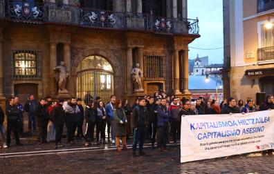 Concentración por la persona fallecida en la calle, este lunes tarde frente al Ayuntamiento, convocada por Kontseilu Sozialista