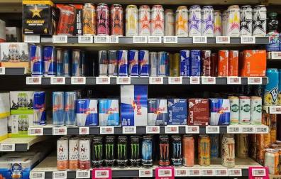 Lineal de supermercado con bebidas energéticas