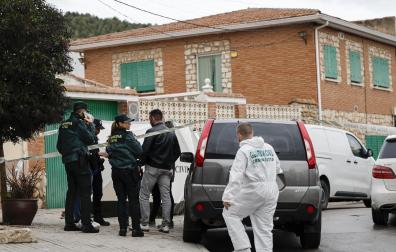 Miembros de la Guardia Civil trabajan en el lugar donde han sido hallados los cuerpos, en una vivienda de Morata de Tajuña