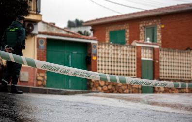 Fachada de la casa donde fueron hallados muertos los tres hermanos ancianos en Morata de Tajuña, Madrid