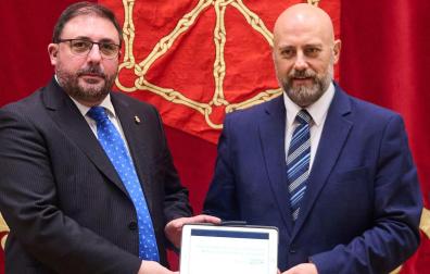 El presidente del Parlamento, Unai Hualde, y José Luis Arasti, con una tableta con los presupuestos