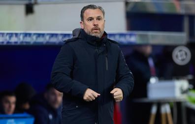 Sergio González, en el banquillo del Cádiz en el partido frente al Alavés